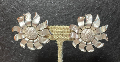 Vintage Crown Trifari Silver Tone Flower Daily Clip On Earrings Signed $19.00