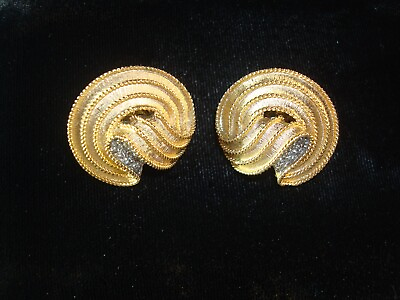 VINTAGE CROWN TRIFARI SWIRL EARRINGS TEXTURED GOLD PLT. CLEAR RHINESTONESPRETTY $24.99