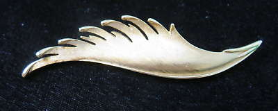 Vintage 3.75quot; Crown Trifari Leaf Feather Brushed Satin Gold tone Brooch READ $18.50